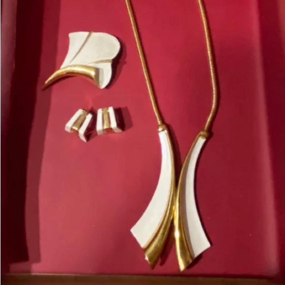 VTG. Crown Trifari White Enamel&Gold Tone Snake Chain Necklace - Earrings&Brooch